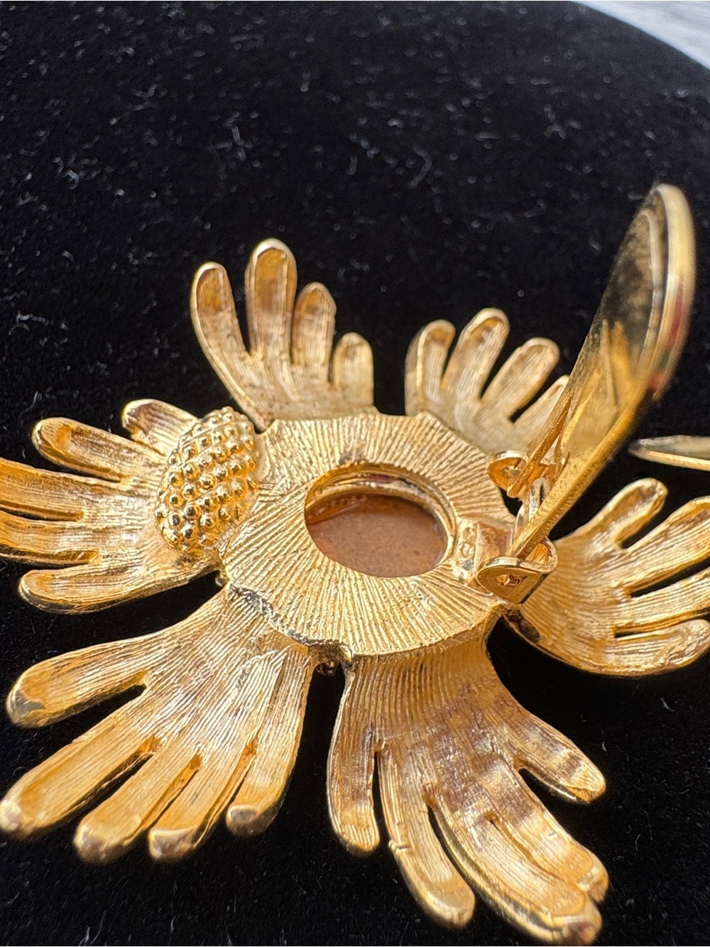 Vintage Graziano Gold-Tone Floral Clip Earrings with Red Cabochon - Picture 5 of 6
